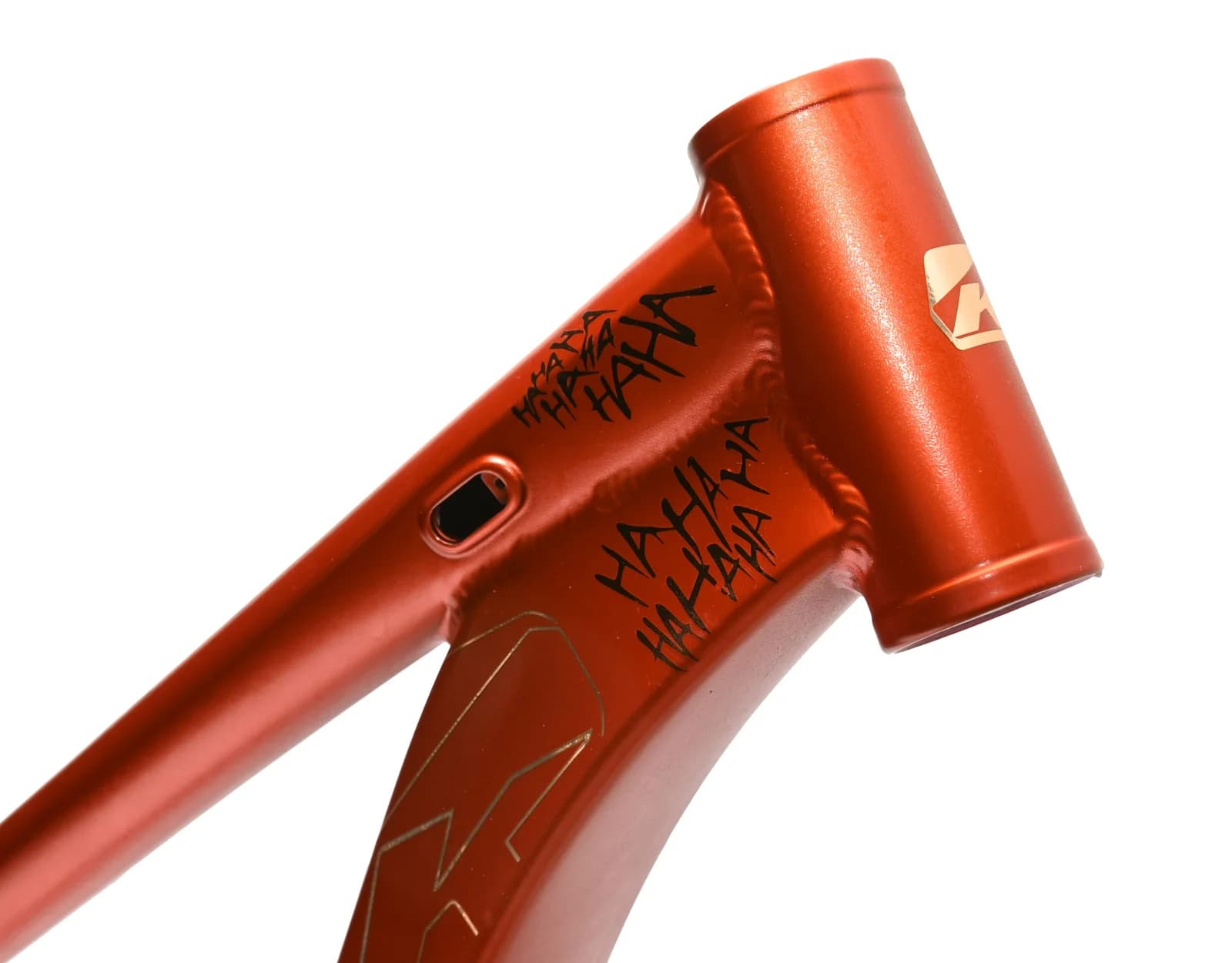 Quadro Kapa Insano Cobre 2026 — head tube com grafismos HA HA